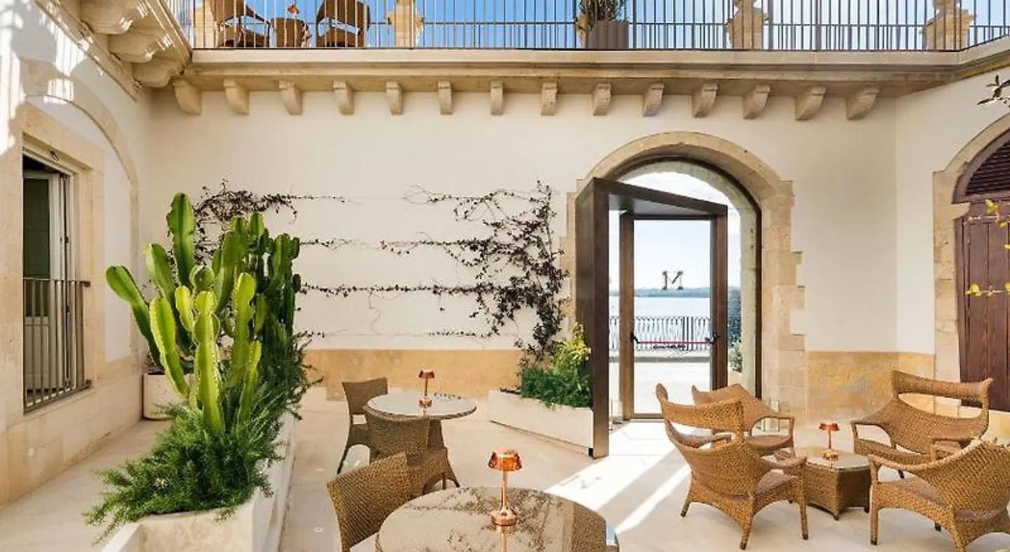 Royal Maniace Hotel Restaurant