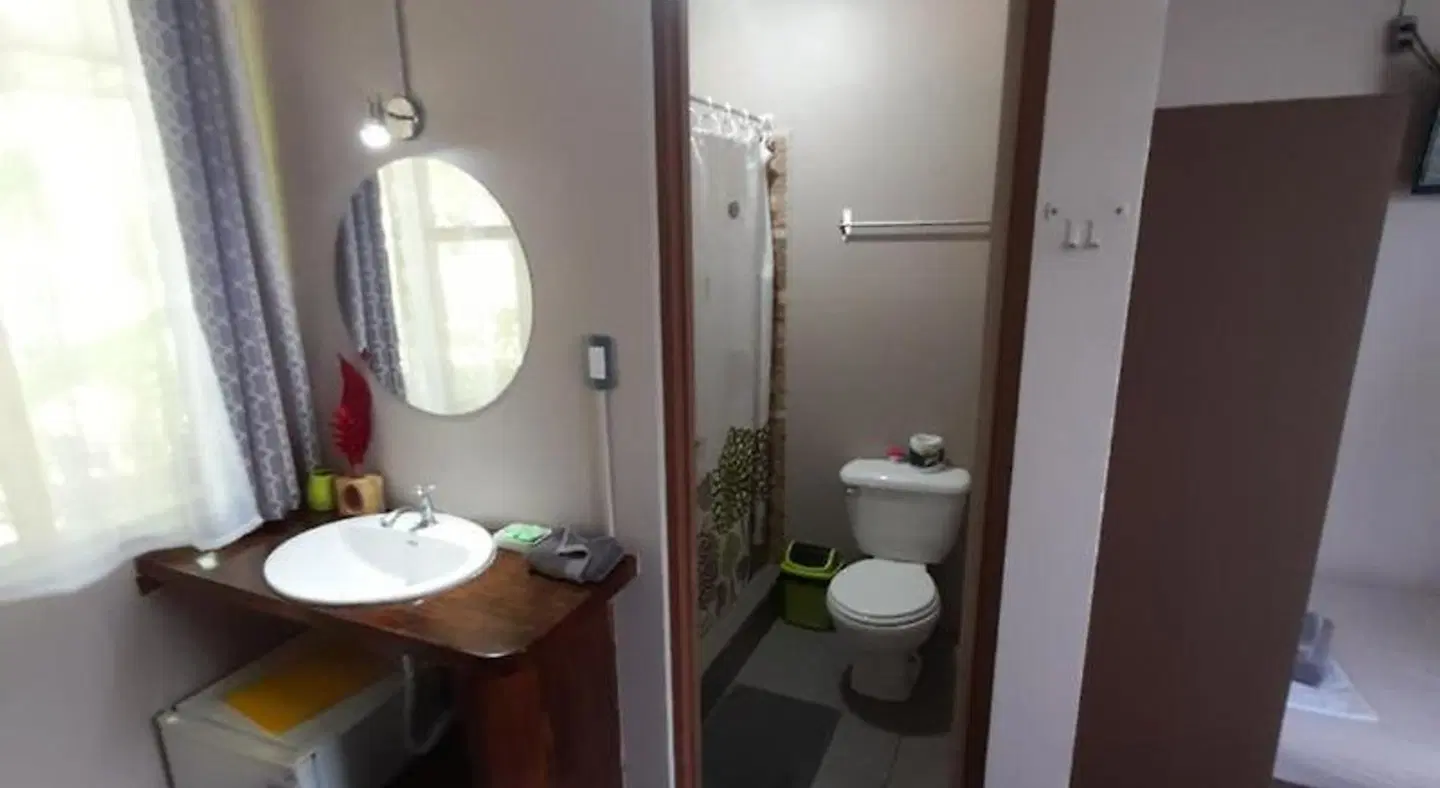 Le Colibri Rouge Hotel Cabinas - El Colibri Rojo Badezimmer