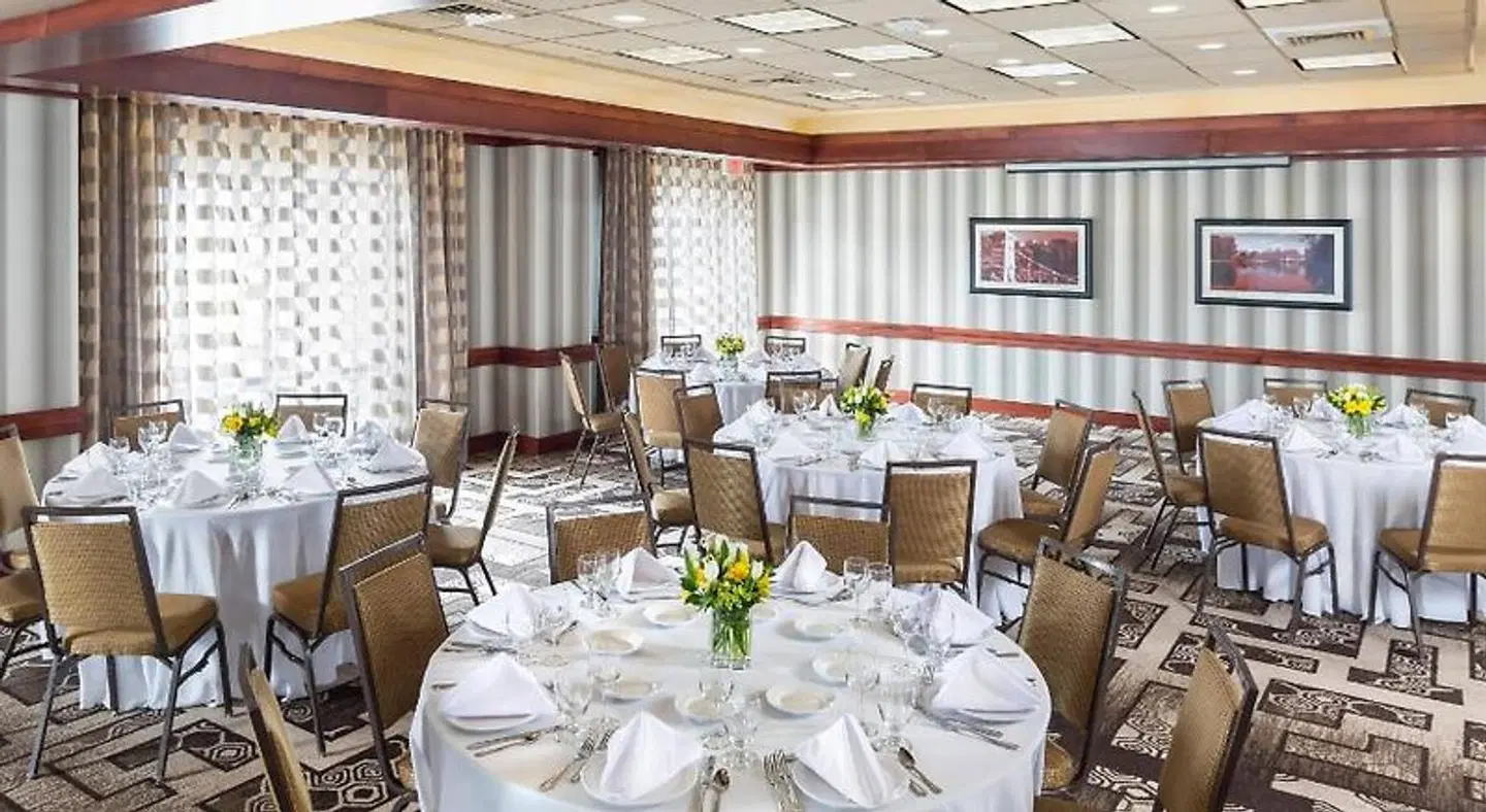 Courtyard by Marriott Boston Natick Restaurant