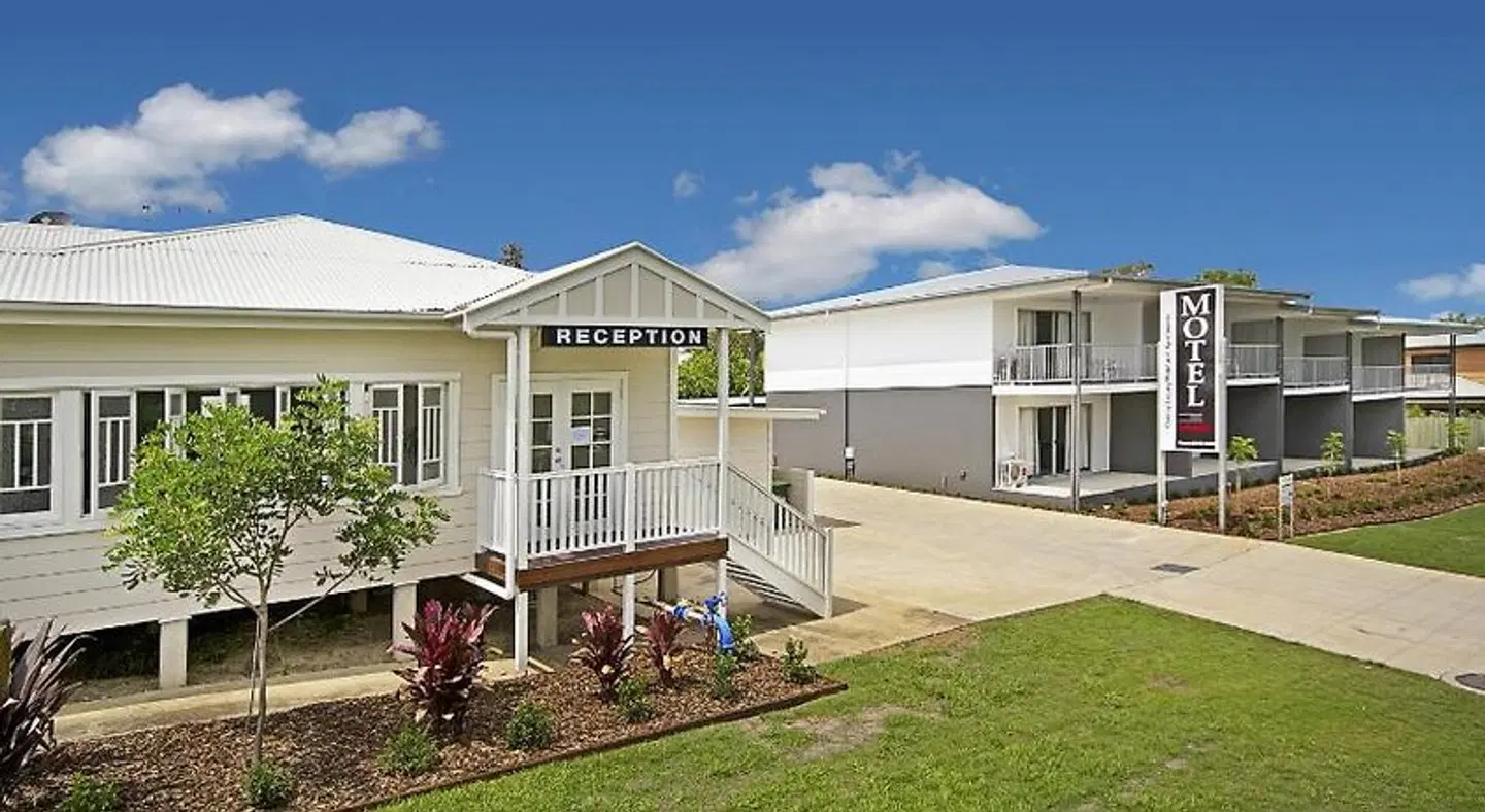 Cooroy Luxury Motel Apartments EXTERIOR