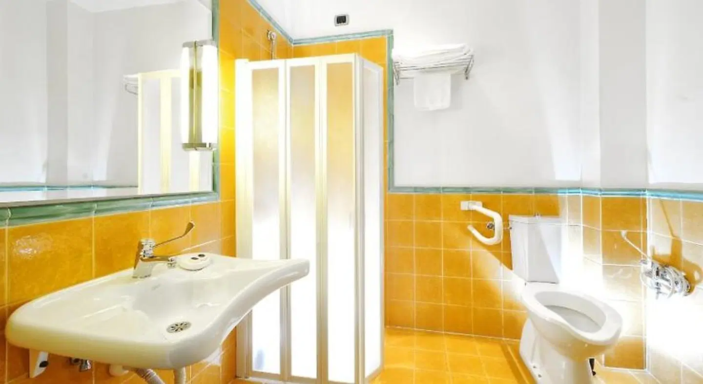 LH Hotel Lloyd Rom Badezimmer