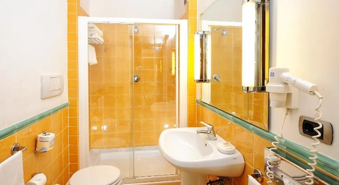 LH Hotel Lloyd Rom Badezimmer