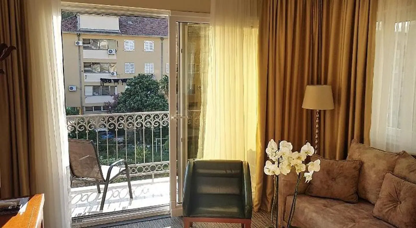 Montenegrino ROOM_EXAMPLE
