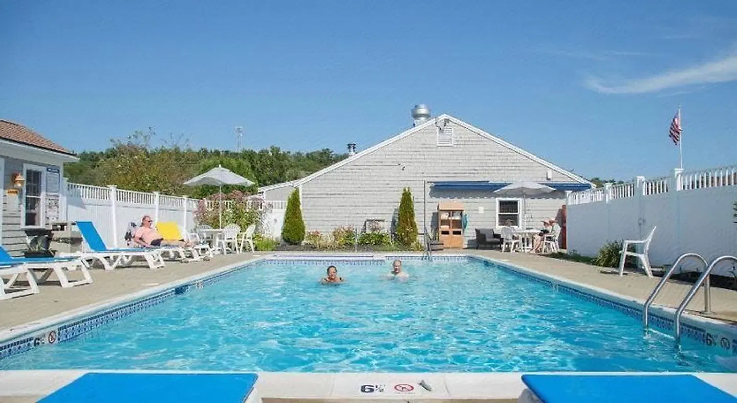 Flagship Inn OUTDOOR_POOL