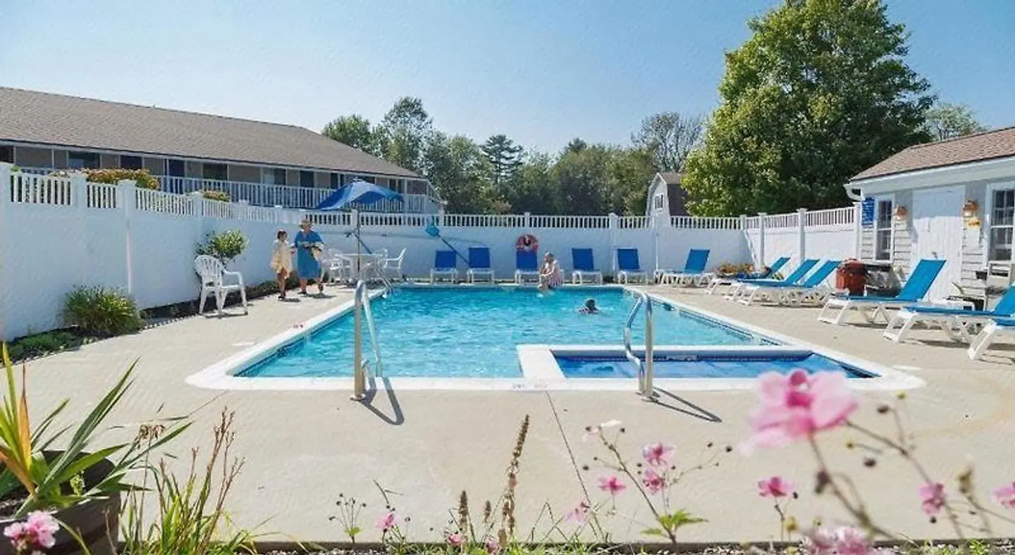 Flagship Inn OUTDOOR_POOL