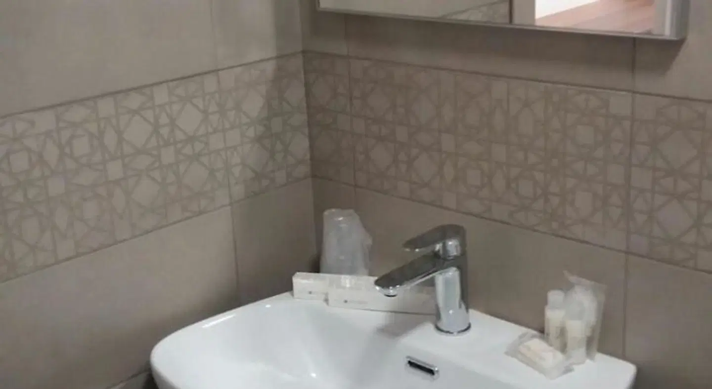 8 Room Hotel Badezimmer