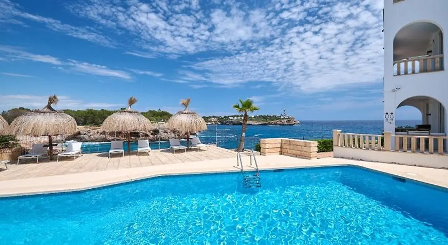 Orange Colom OUTDOOR_POOL