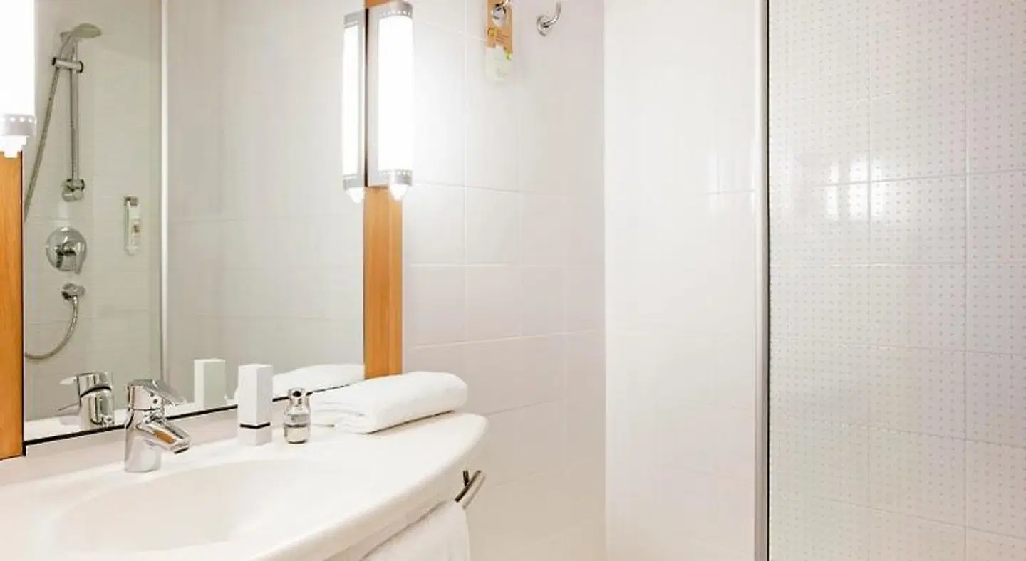 ibis Guingamp - Coeur de Bretagne Badezimmer