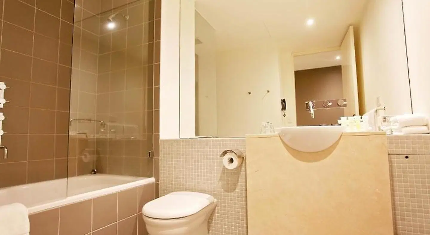 Golden Pebble Hotel Badezimmer
