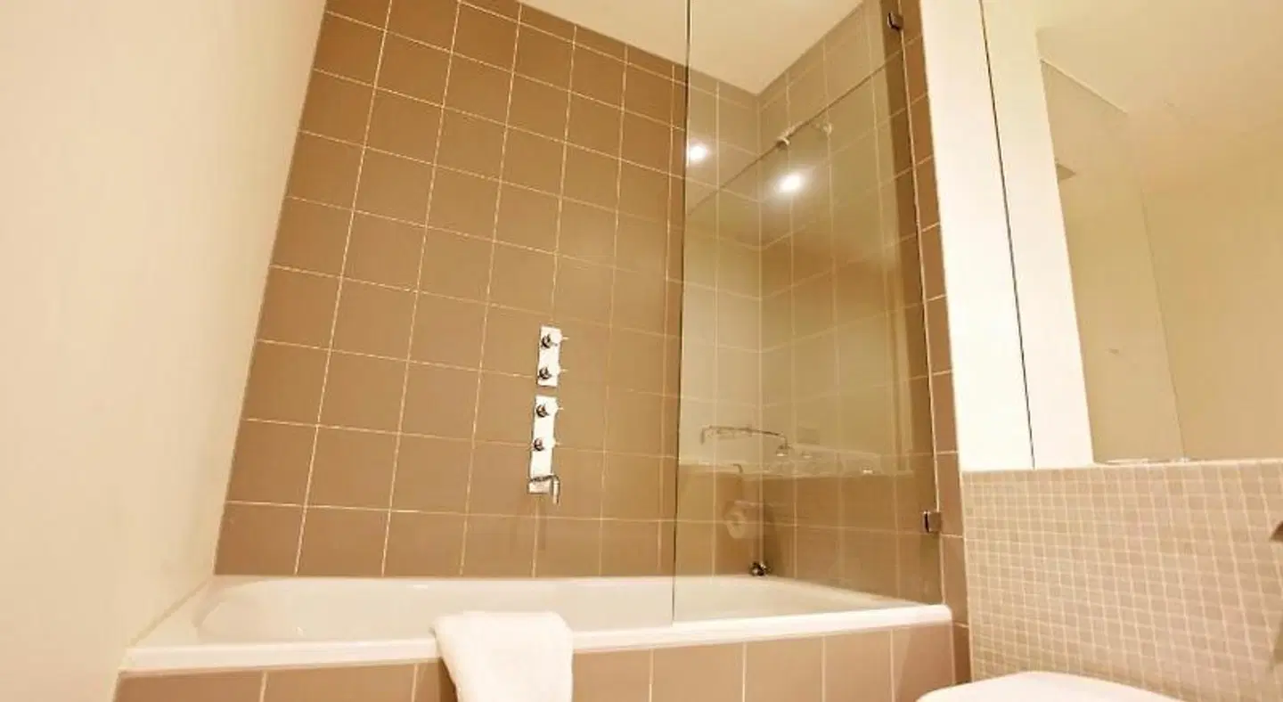 Golden Pebble Hotel Badezimmer