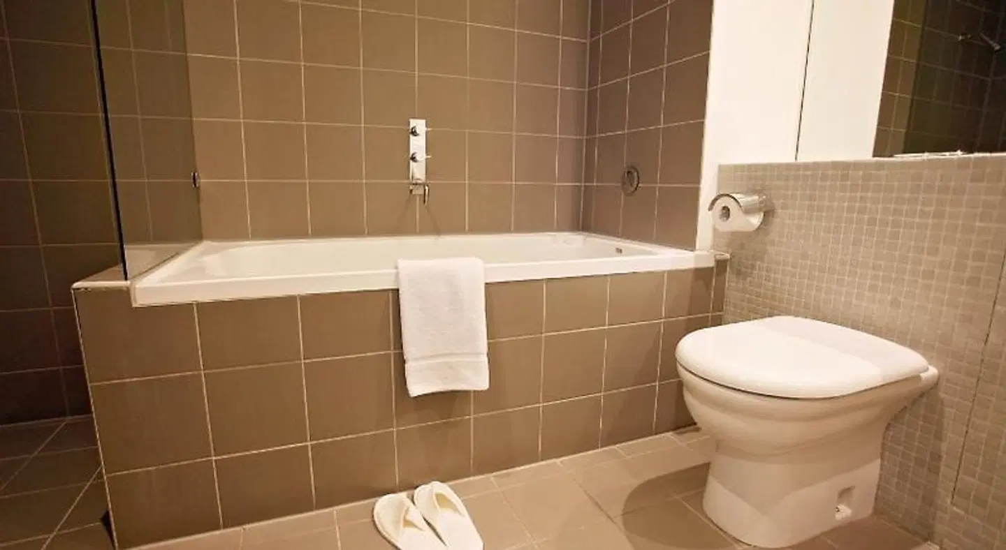 Golden Pebble Hotel Badezimmer