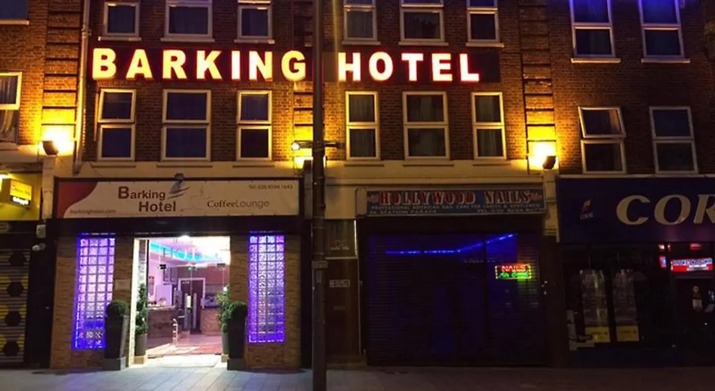 Barking Hotel EXTERIOR