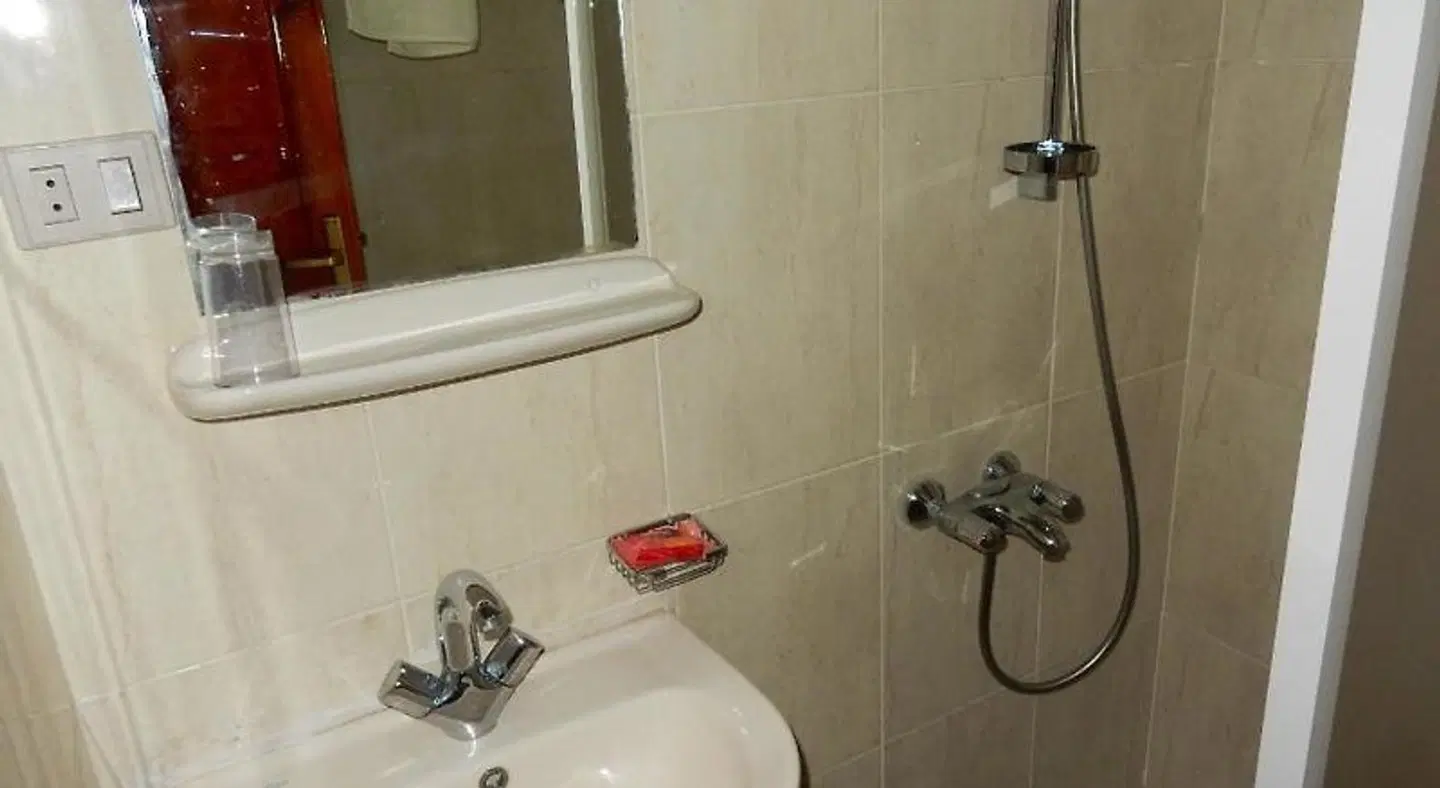 New Memnon Hotel Badezimmer