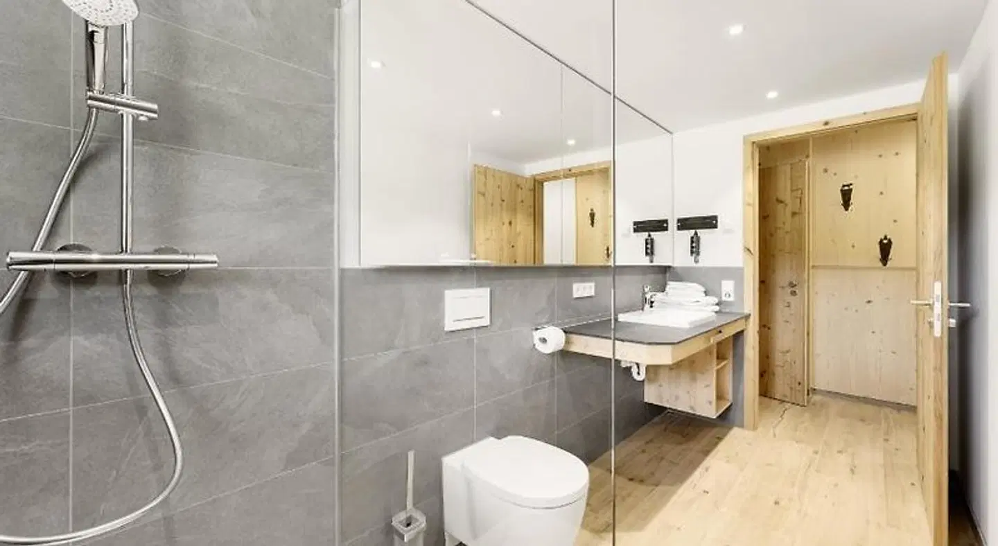 SCHWARZENBACH - Apartments & Rooftop Pool Badezimmer