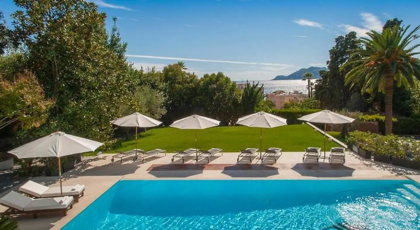 Château de la Tour OUTDOOR_POOL