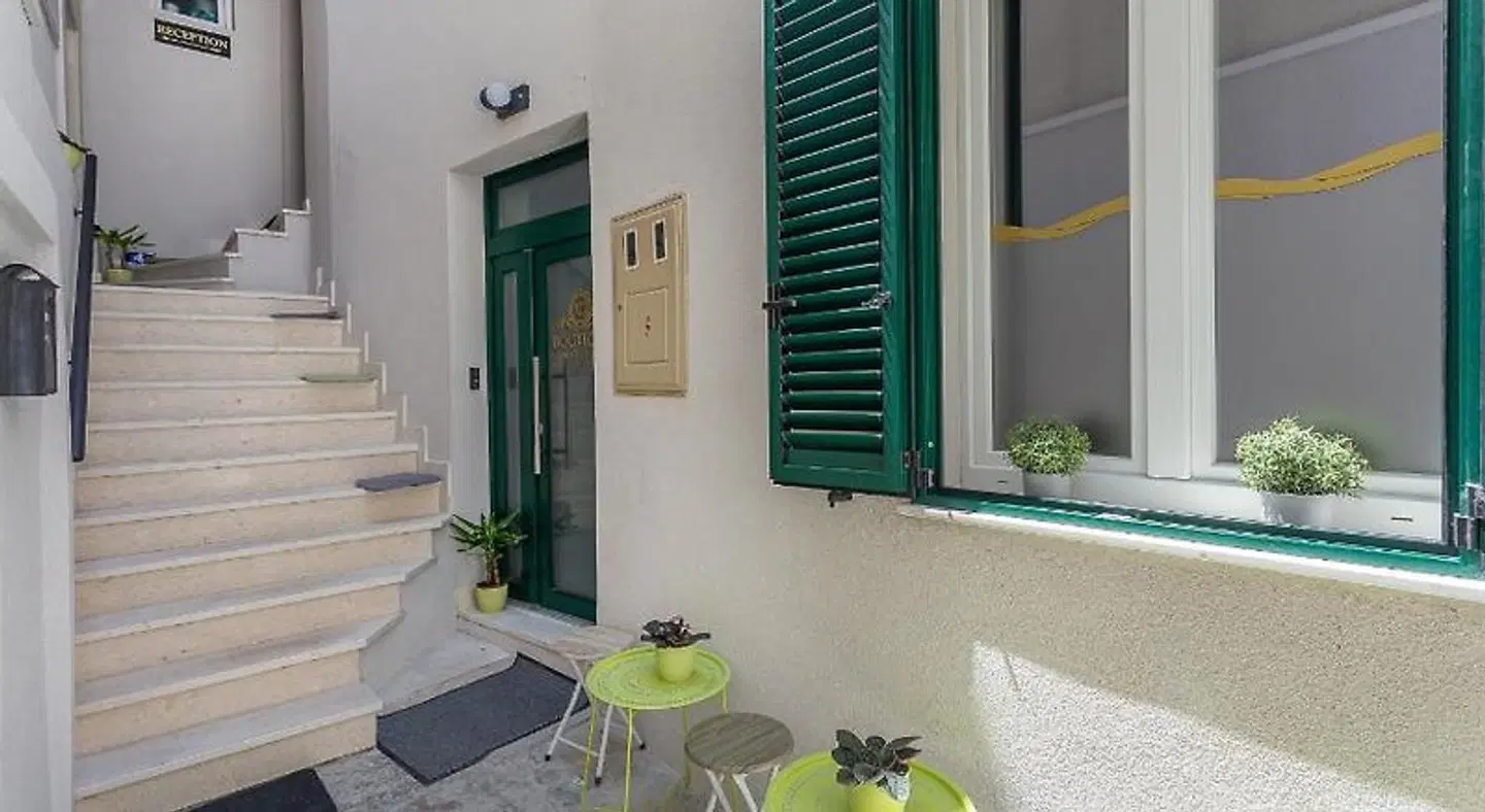 XBOUTIQUE EXTERIOR