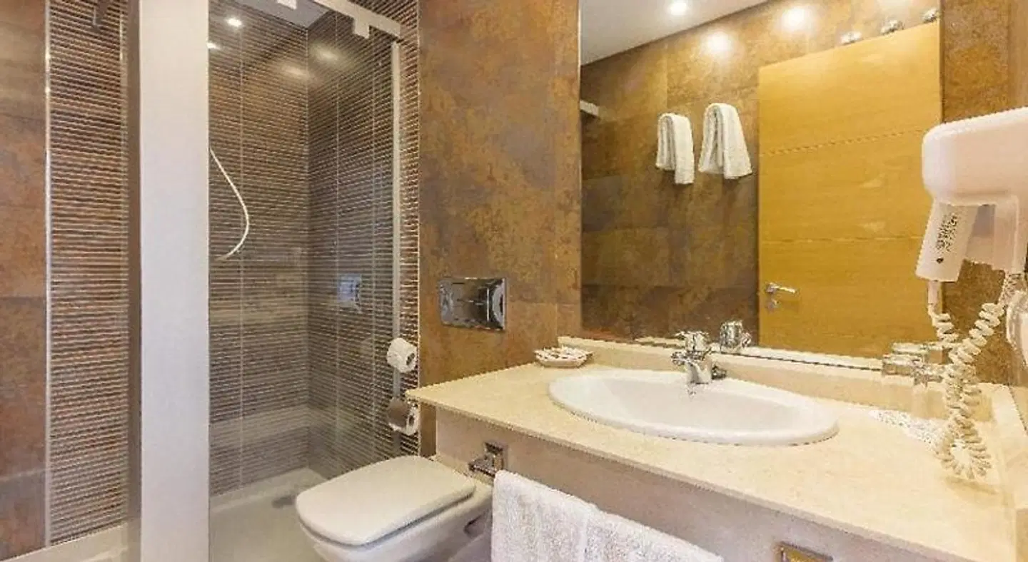 Klayman Diamond Aparthotel Badezimmer