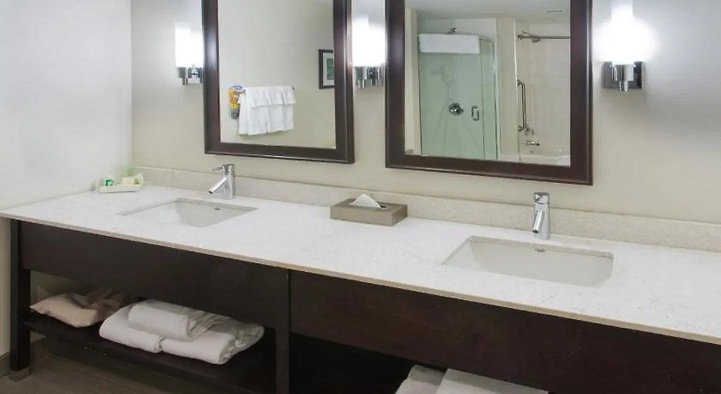 Holiday Inn & Suites Red Deer South by IHG Badezimmer