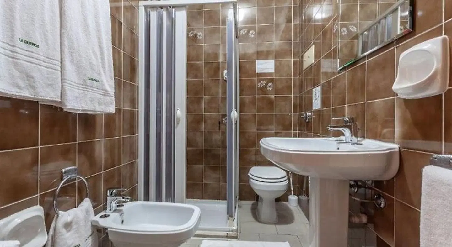 Hotel La Quercia Badezimmer