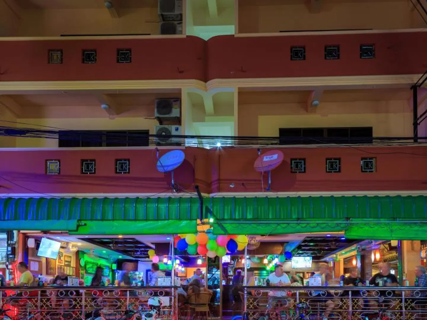 Harrys Hotel Bar & Restaurant EXTERIOR