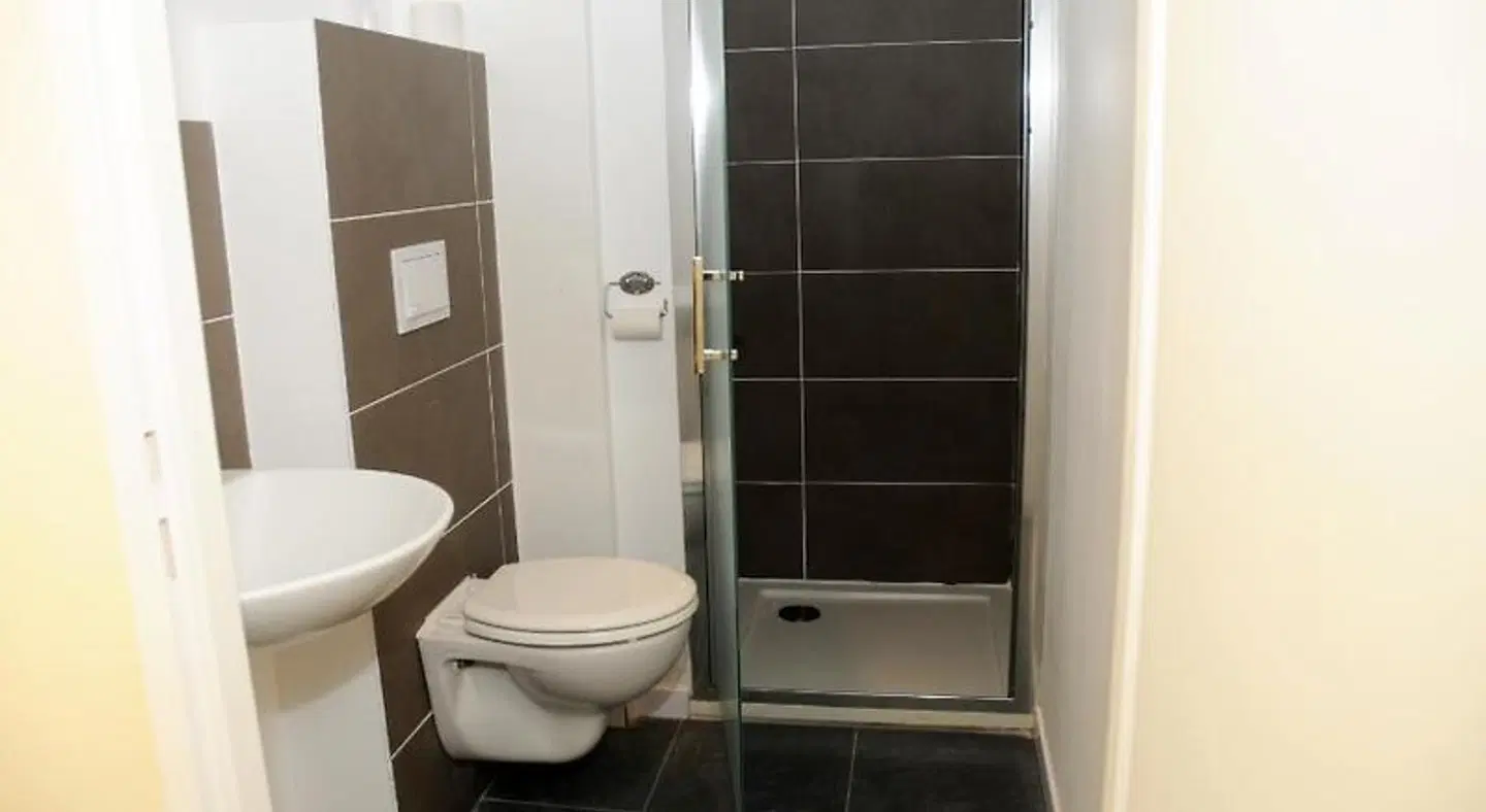 Kyriad Direct Morez Badezimmer
