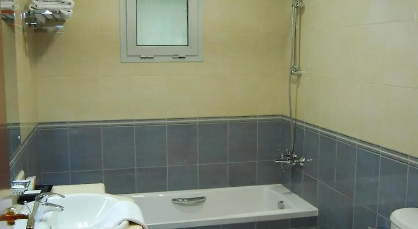 Al Madina Suites Doha Badezimmer