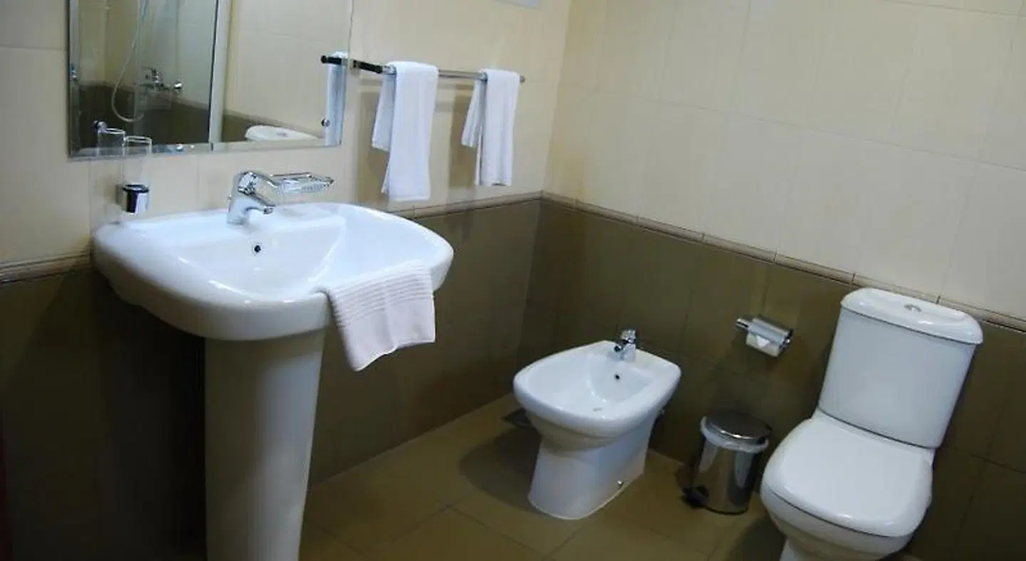 Al Madina Suites Doha Badezimmer