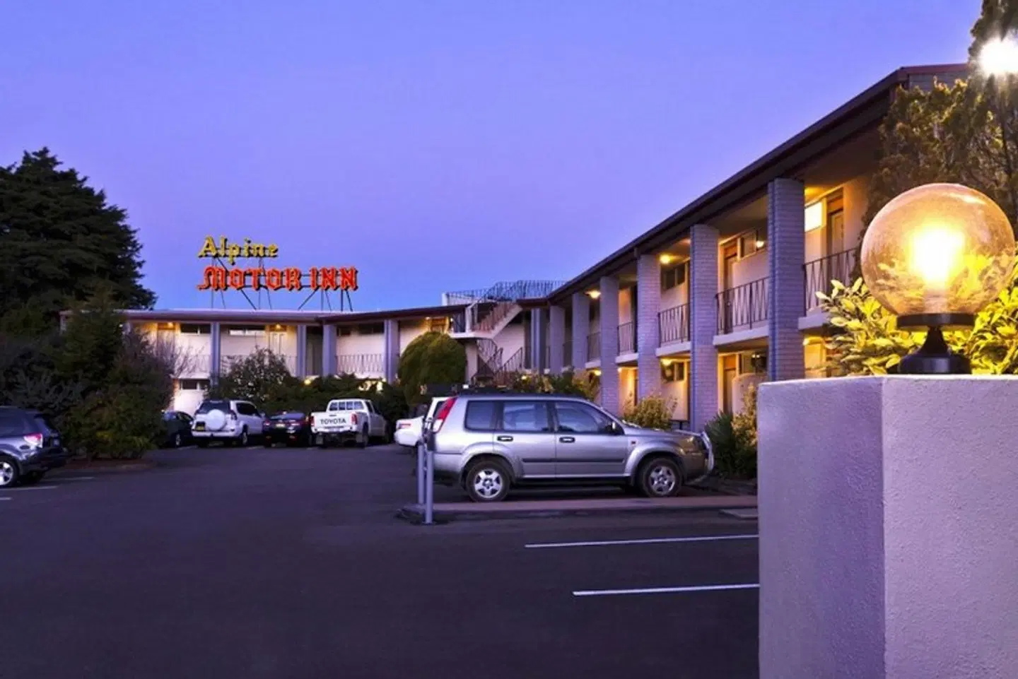 Alpine Motor Inn EXTERIOR