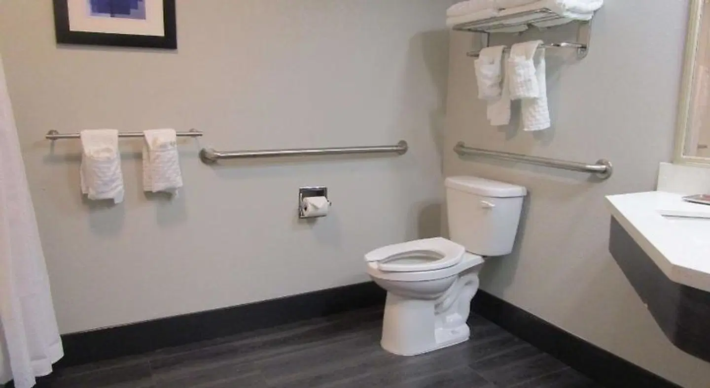 Best Western Plus Bloomington East Hotel Badezimmer