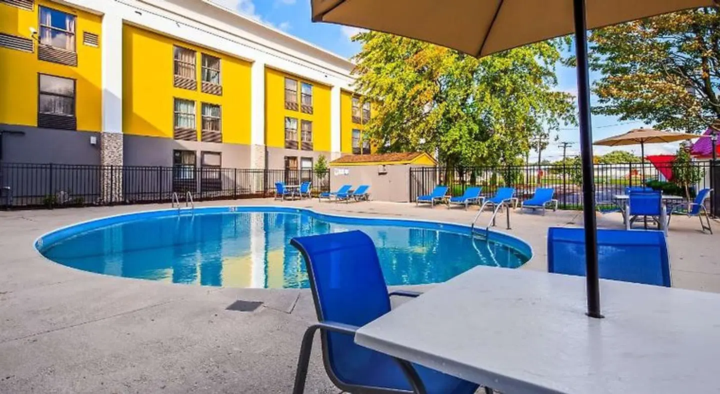 Best Western Plus Bloomington East Hotel OUTDOOR_POOL