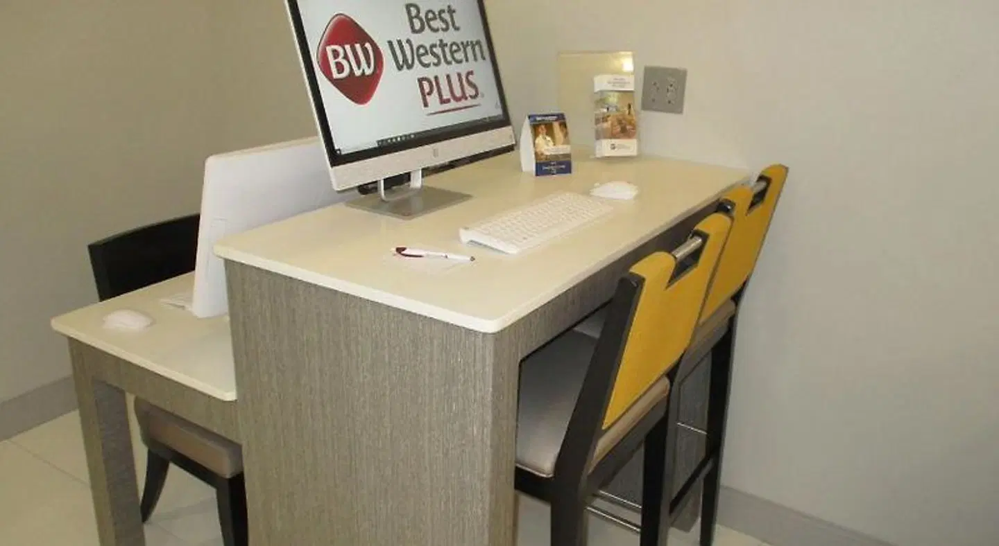 Best Western Plus Bloomington East Hotel Bar