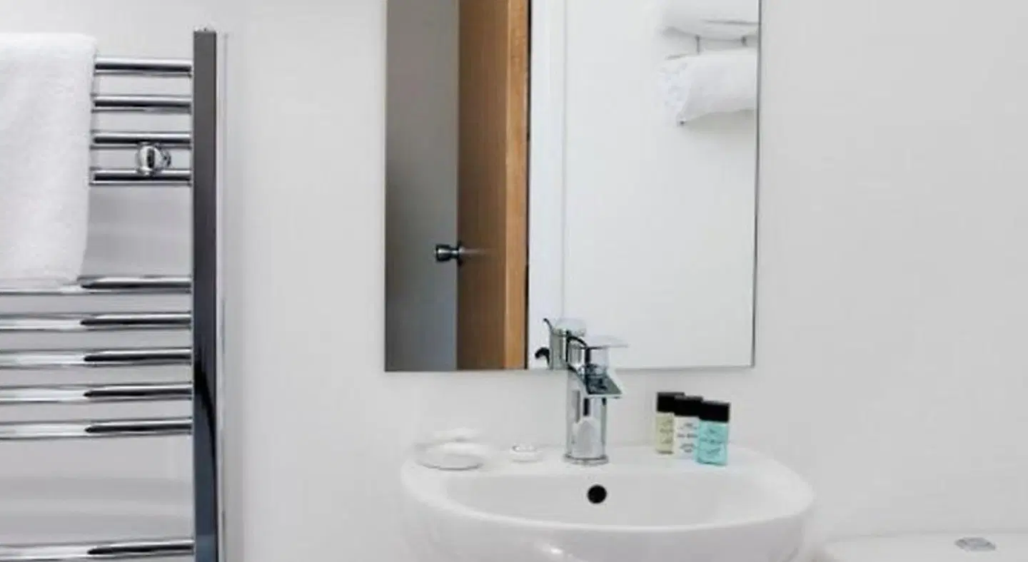 The Charm Brighton Boutique Hotel Badezimmer