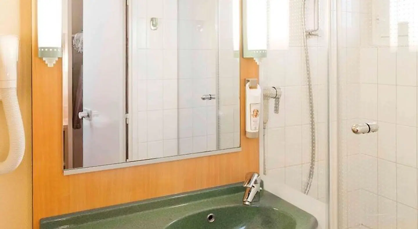 ibis Colmar Centre Badezimmer