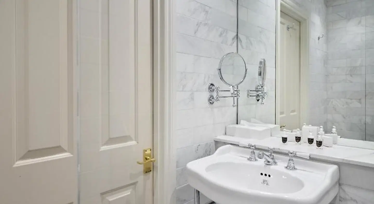 The Roseate Villa Bath Badezimmer