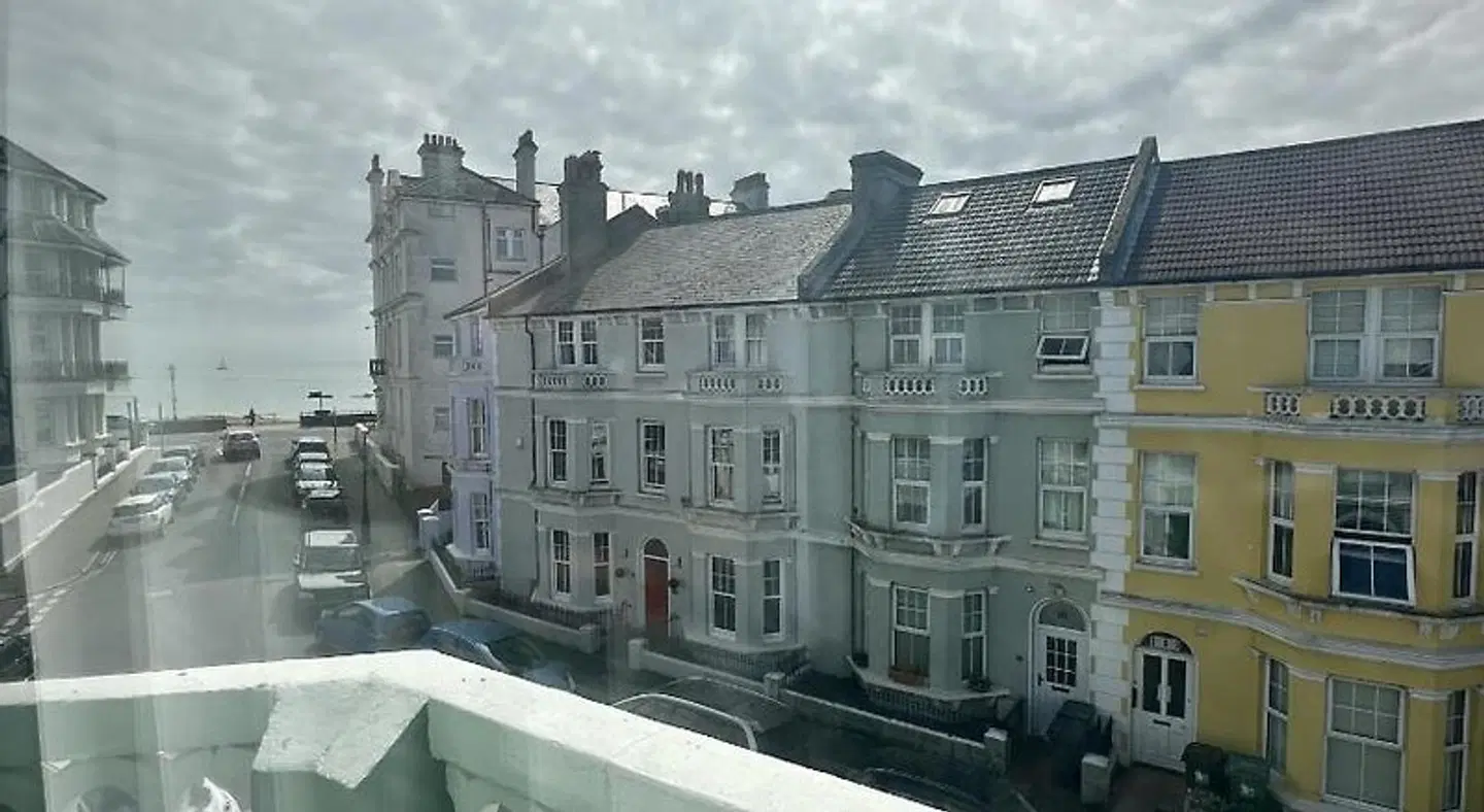 Albert & Victoria EXTERIOR