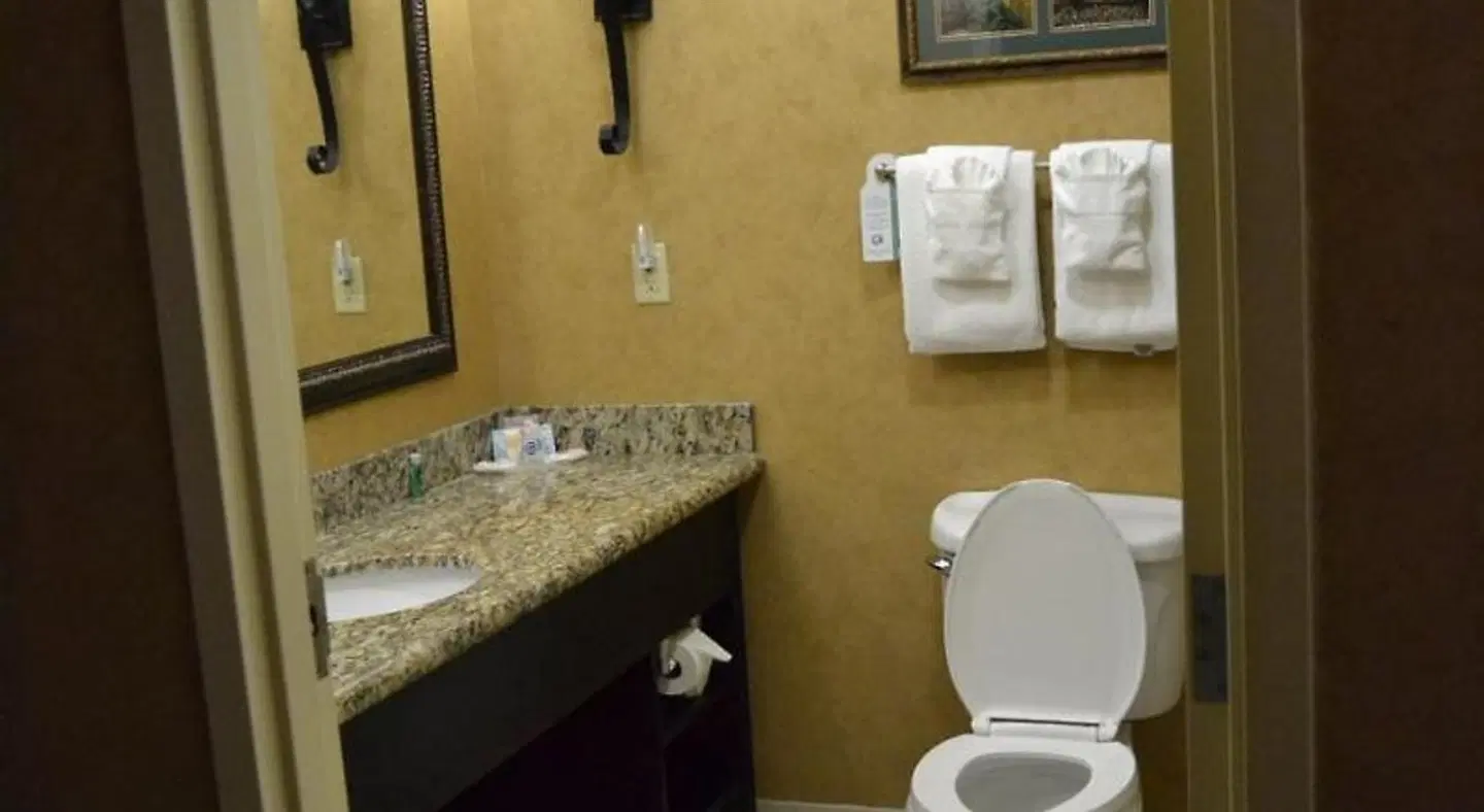 Comfort Suites Alamo Riverwalk Badezimmer