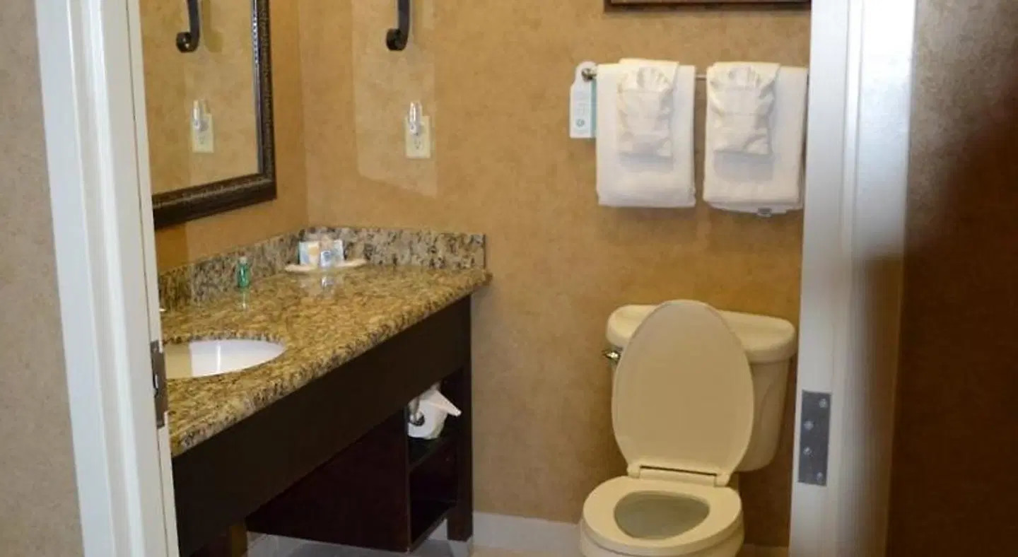 Comfort Suites Alamo Riverwalk Badezimmer