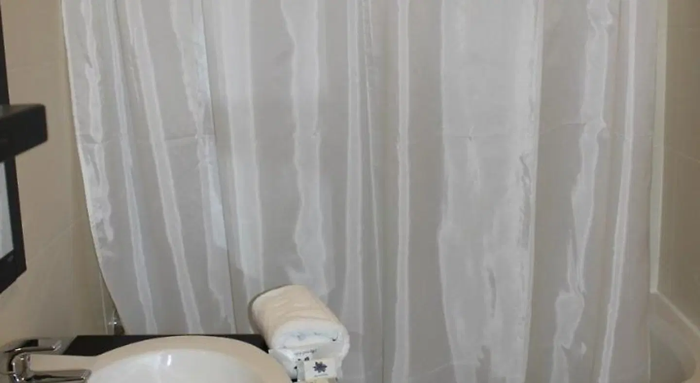 Vicentina Aparthotel Badezimmer