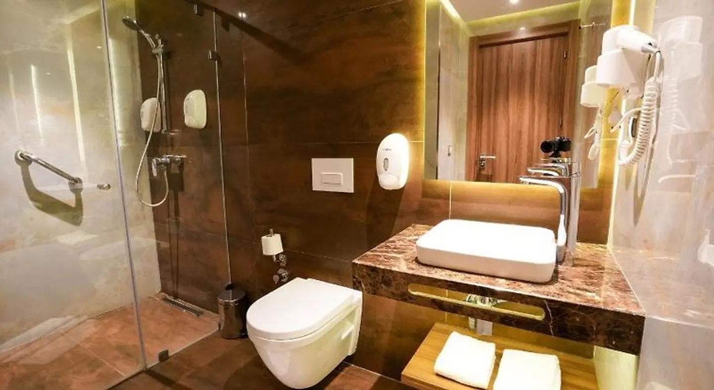 First Suites Hotel Badezimmer