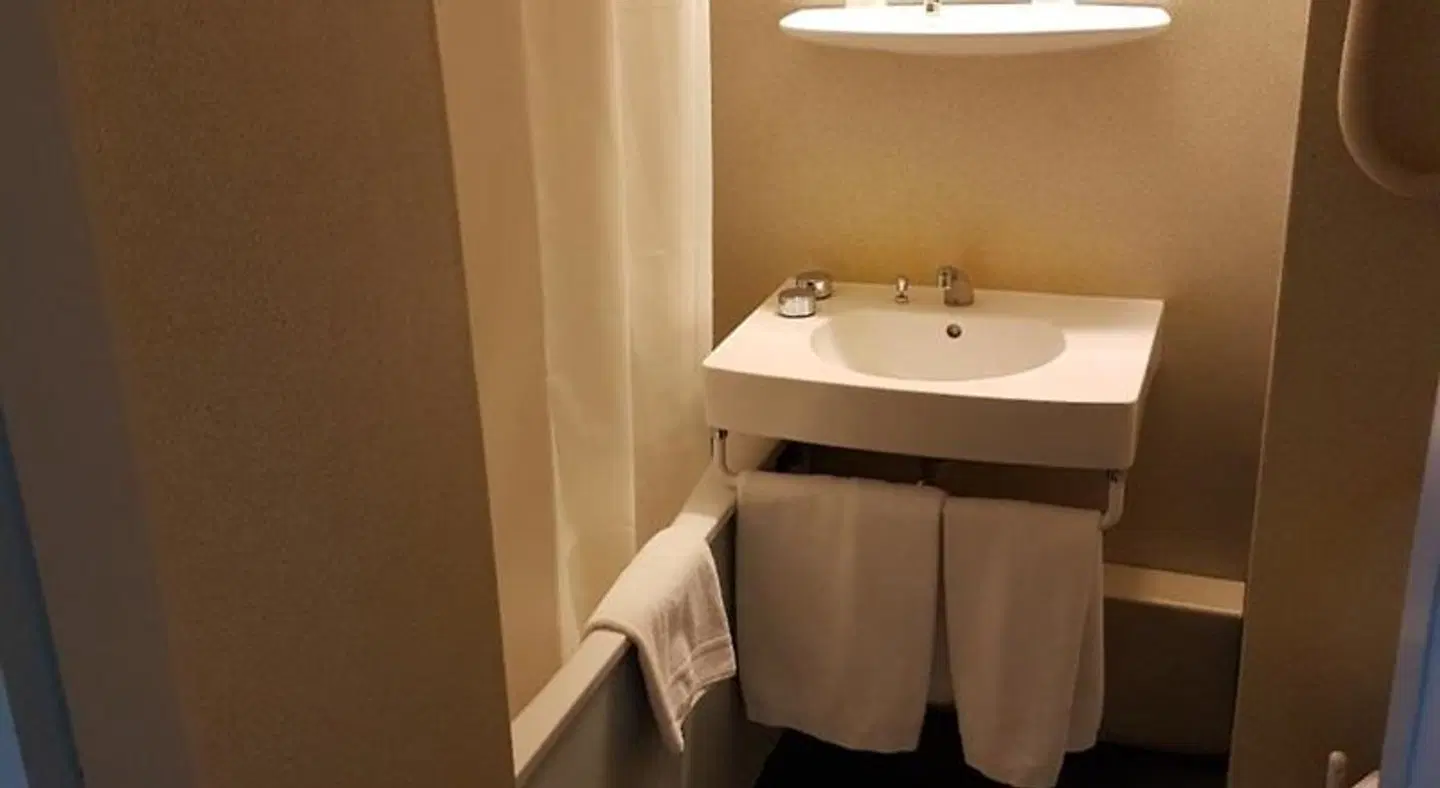 Hotel Restaurant La Tour Romaine - Haguenau - Strasbourg Nord Badezimmer