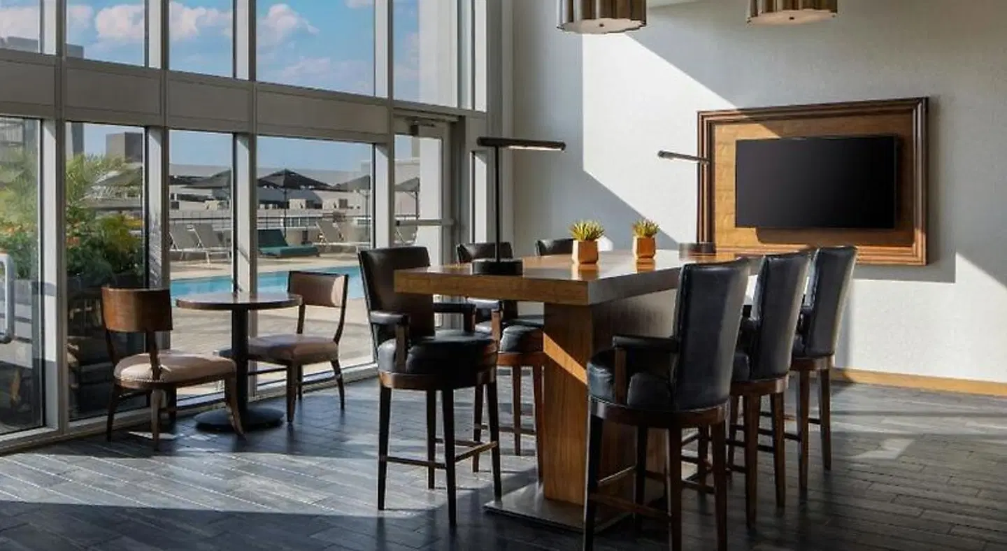 Omaha Marriott Downtown at the Capitol District Bar