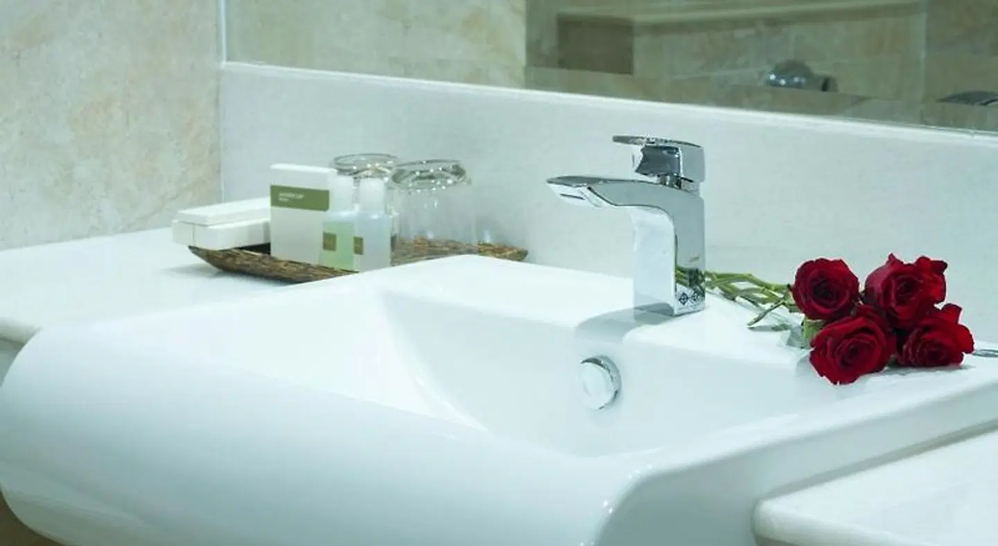 Rose Emerald Hotel Badezimmer