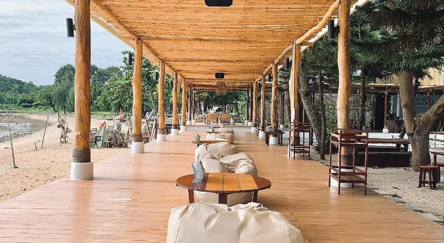 Issara Beach Resort Terrasse