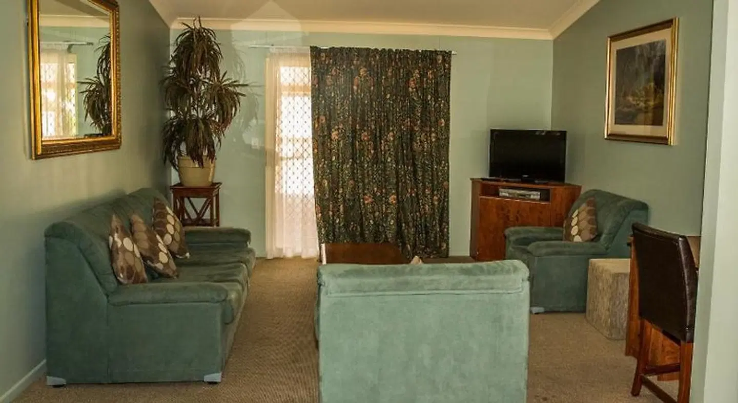 Emerald Explorers Inn ROOM_EXAMPLE