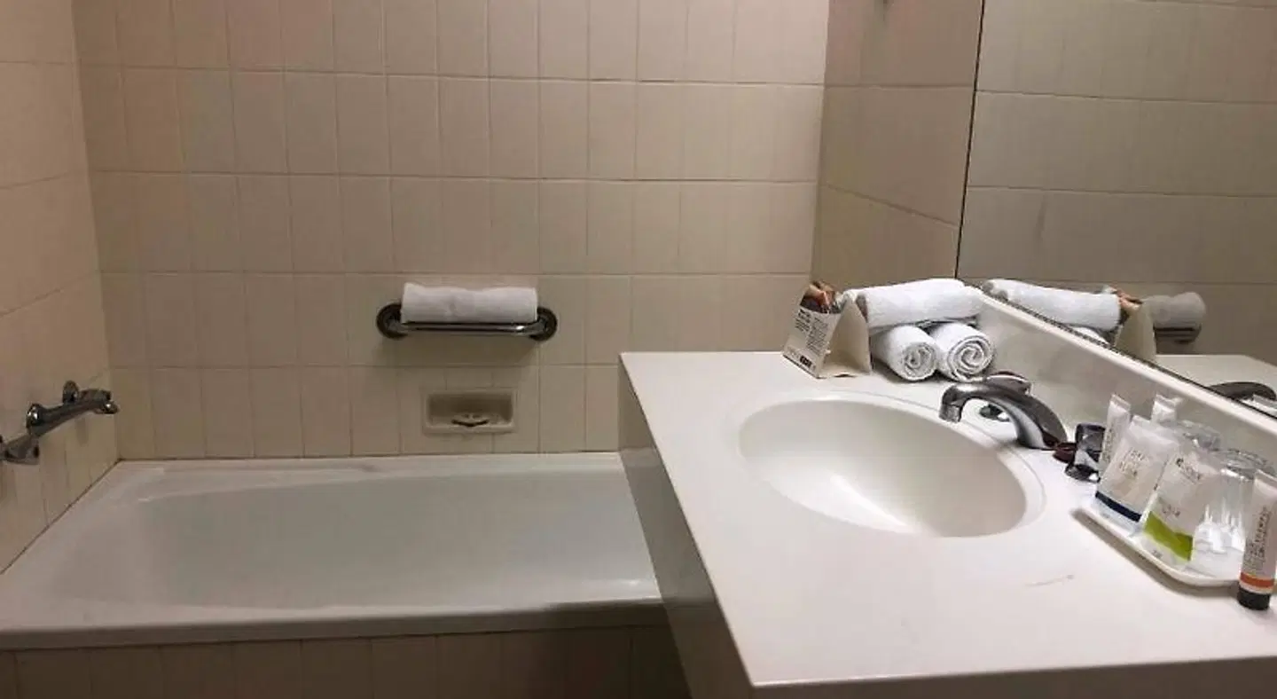 Quality Hotel Ambassador Perth Badezimmer