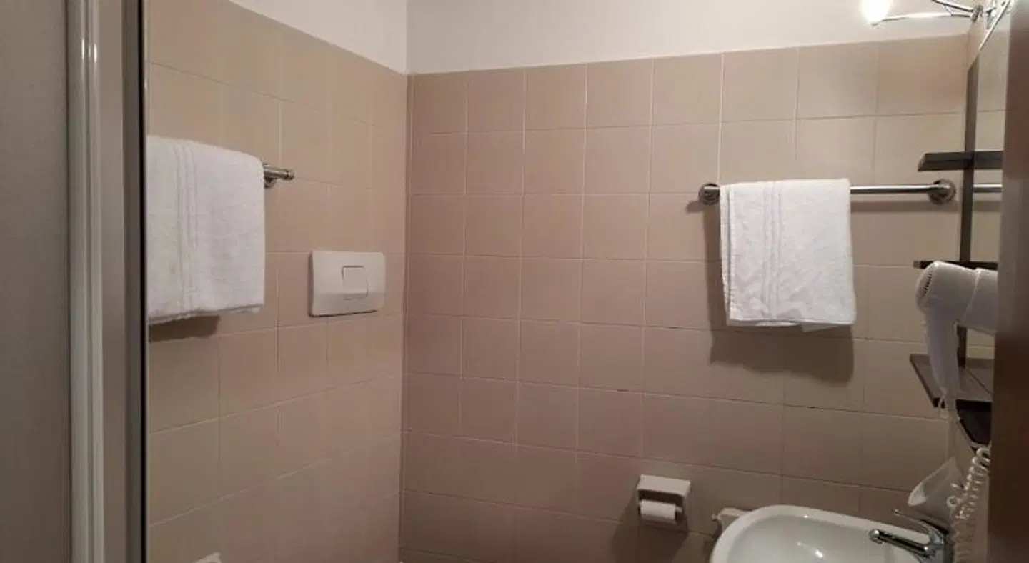 Hotel Touring Gardone Riviera Badezimmer