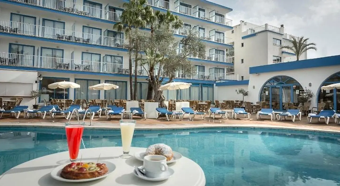 Ilusion Vista Blava OUTDOOR_POOL