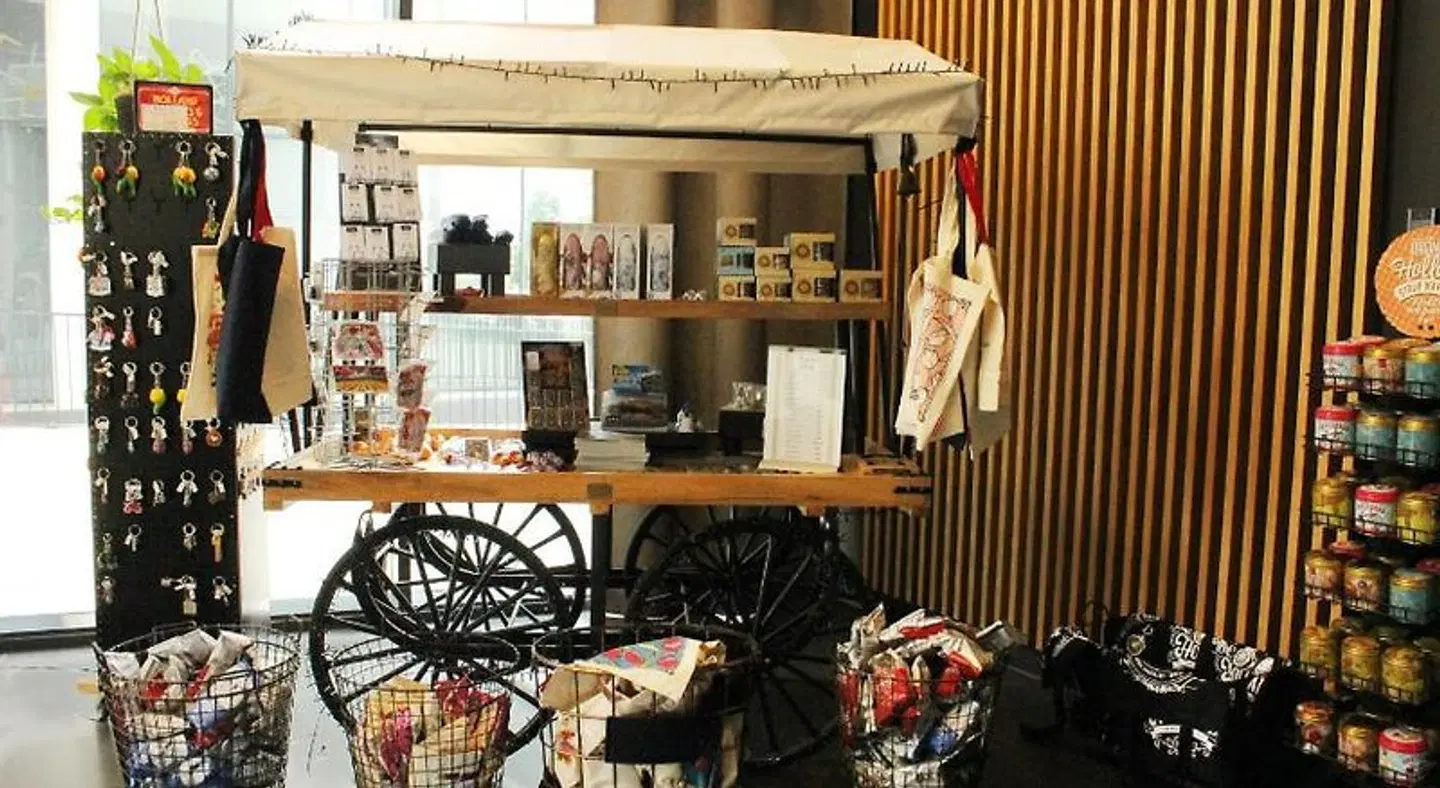 Holiday Inn - the niu, Fender Amsterdam Bar