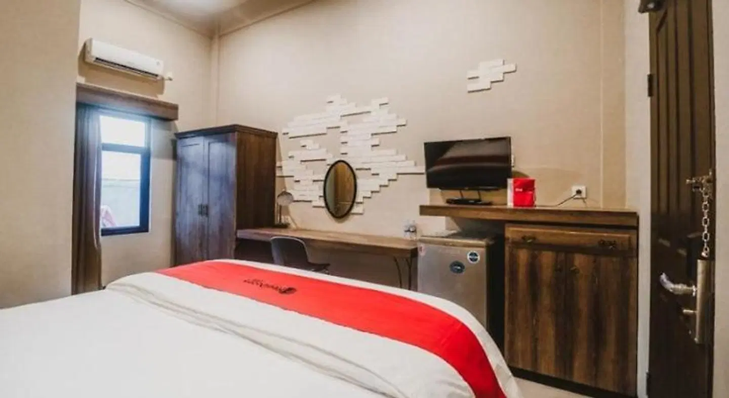 RedDoorz Plus near Mall Slipi Jaya ROOM_EXAMPLE