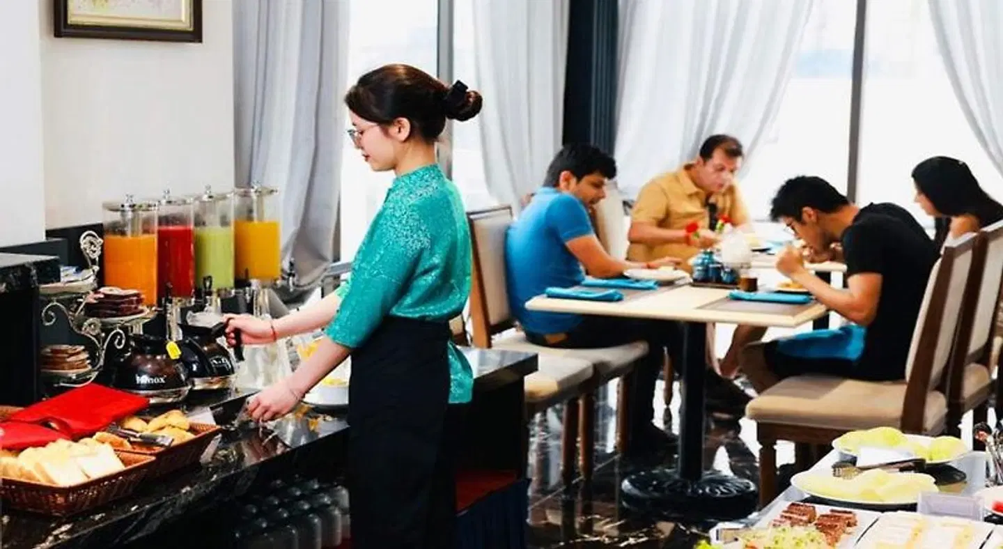 Family Hanoi Hotel PEOPLE